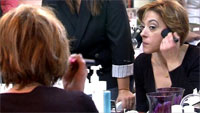 Безработные француженки изучают макияж